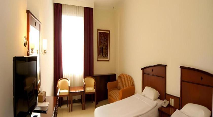 Karlita Hotel Tegal Exterior photo