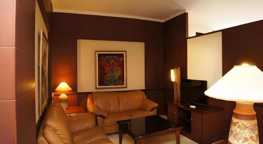 Karlita Hotel Tegal Exterior photo