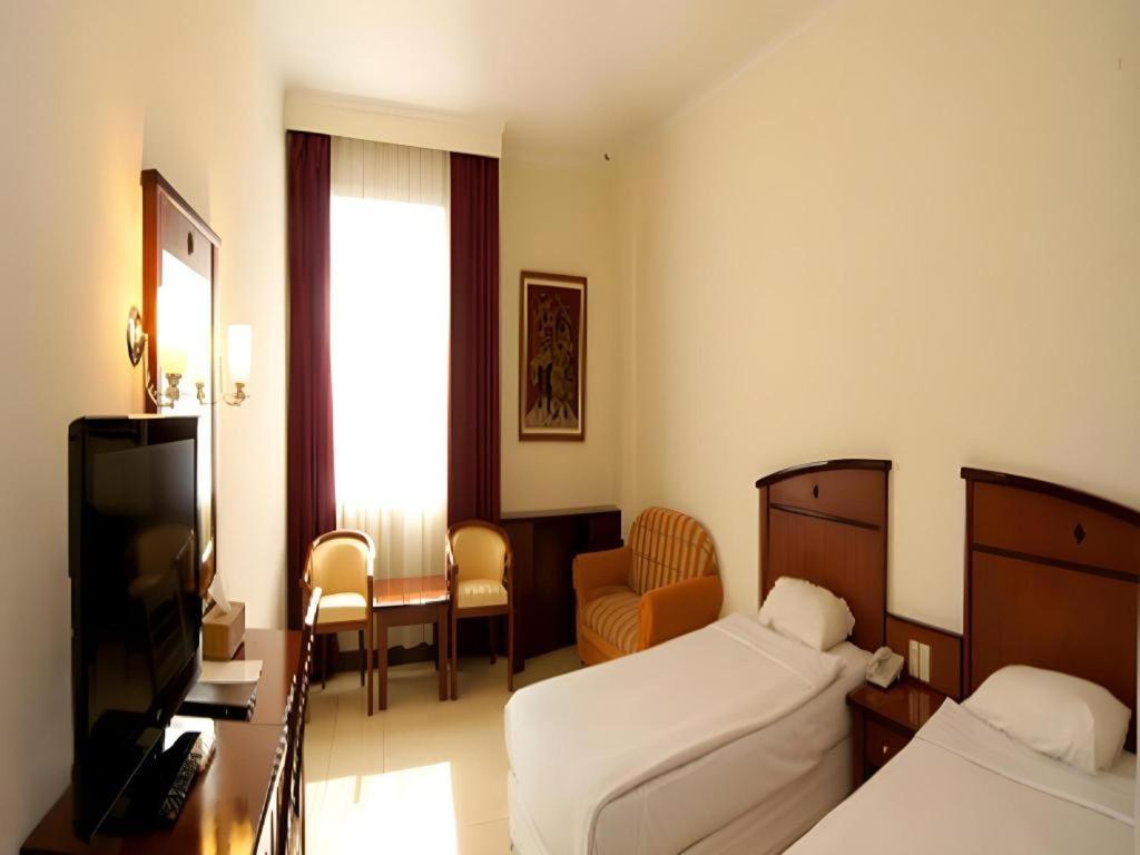 Karlita Hotel Tegal Exterior photo