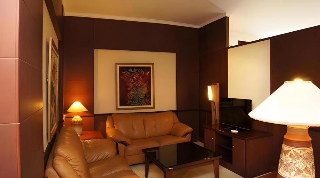 Karlita Hotel Tegal Exterior photo